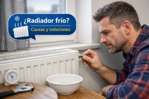 Hombre revisando un radiador frío en una vivienda mientras purga la calefacción para solucionar un problema de calentamiento
